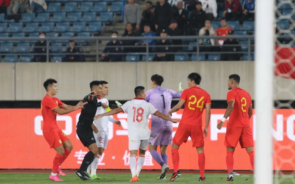 Đt việt nam thua Đt trung quốc gáo nước lạnh cho lối chơi của thầy troussier hình ảnh 1 ĐT Việt Nam thua ĐT Trung Quốc: Gáo nước lạnh cho lối chơi của thầy Troussier