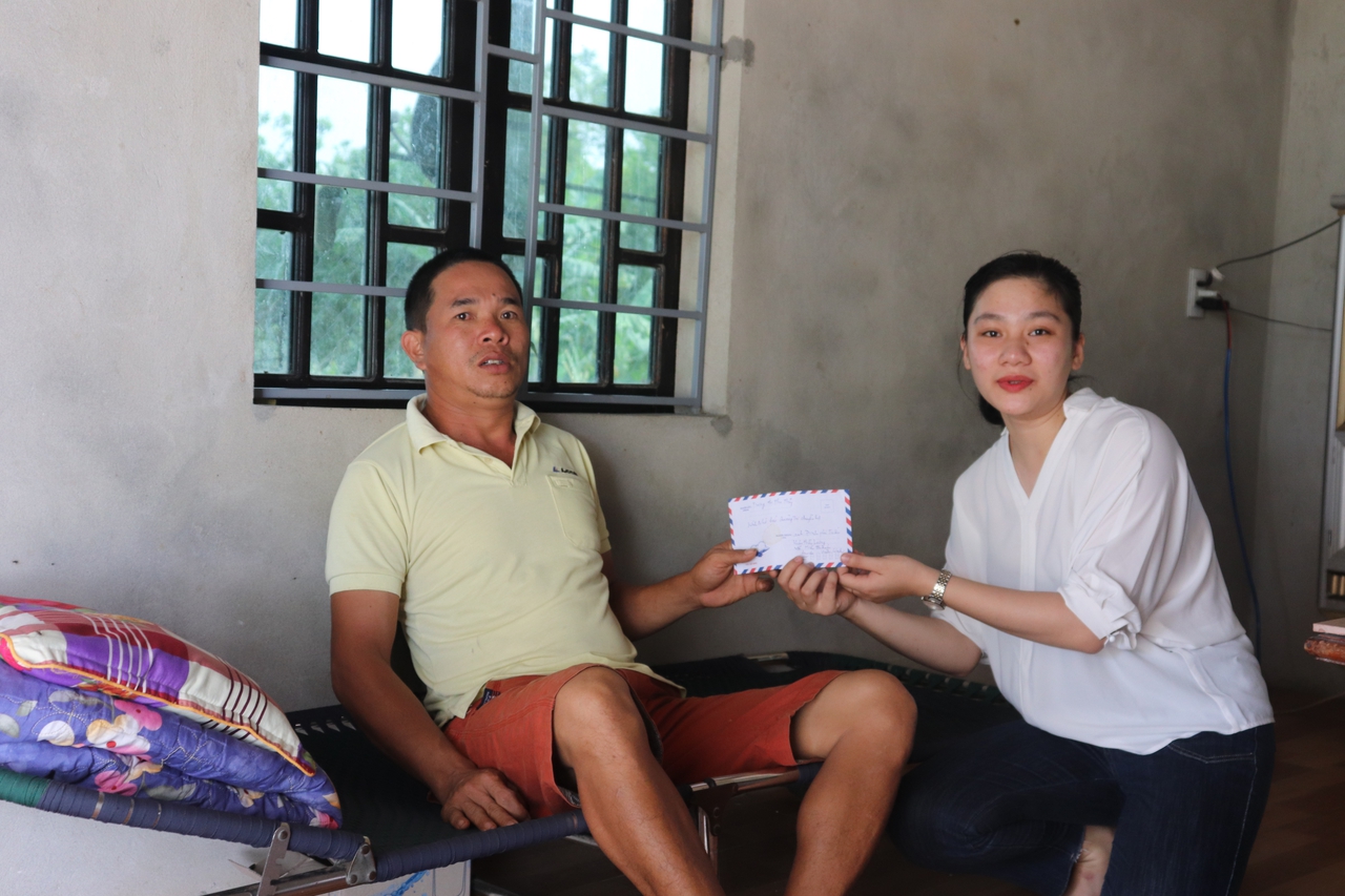 Tặng quà cho 2 hoàn cảnh “Địa chỉ cần giúp đỡ”