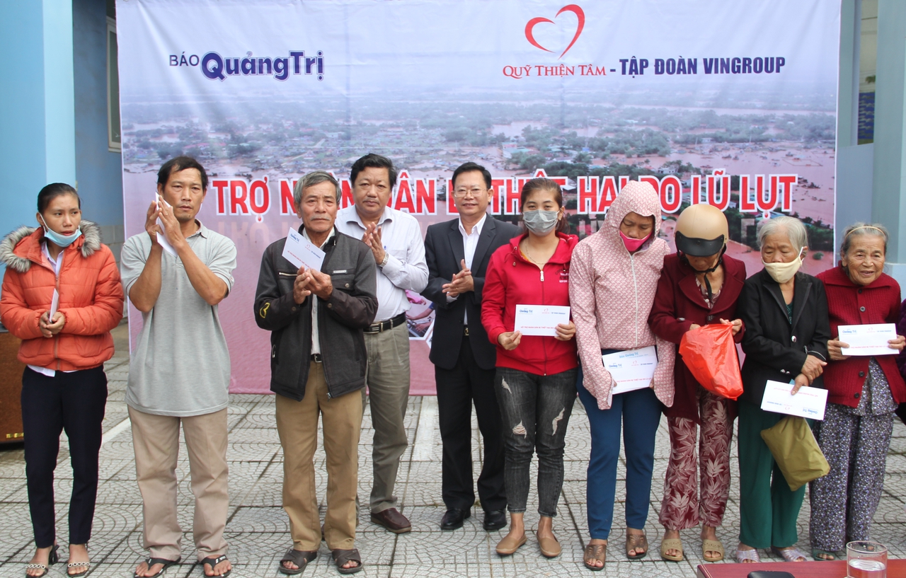 Báo Quảng Trị-Quỹ Thiện Tâm: Chia sẻ và hỗ trợ Nhân dân vùng lũ lụt