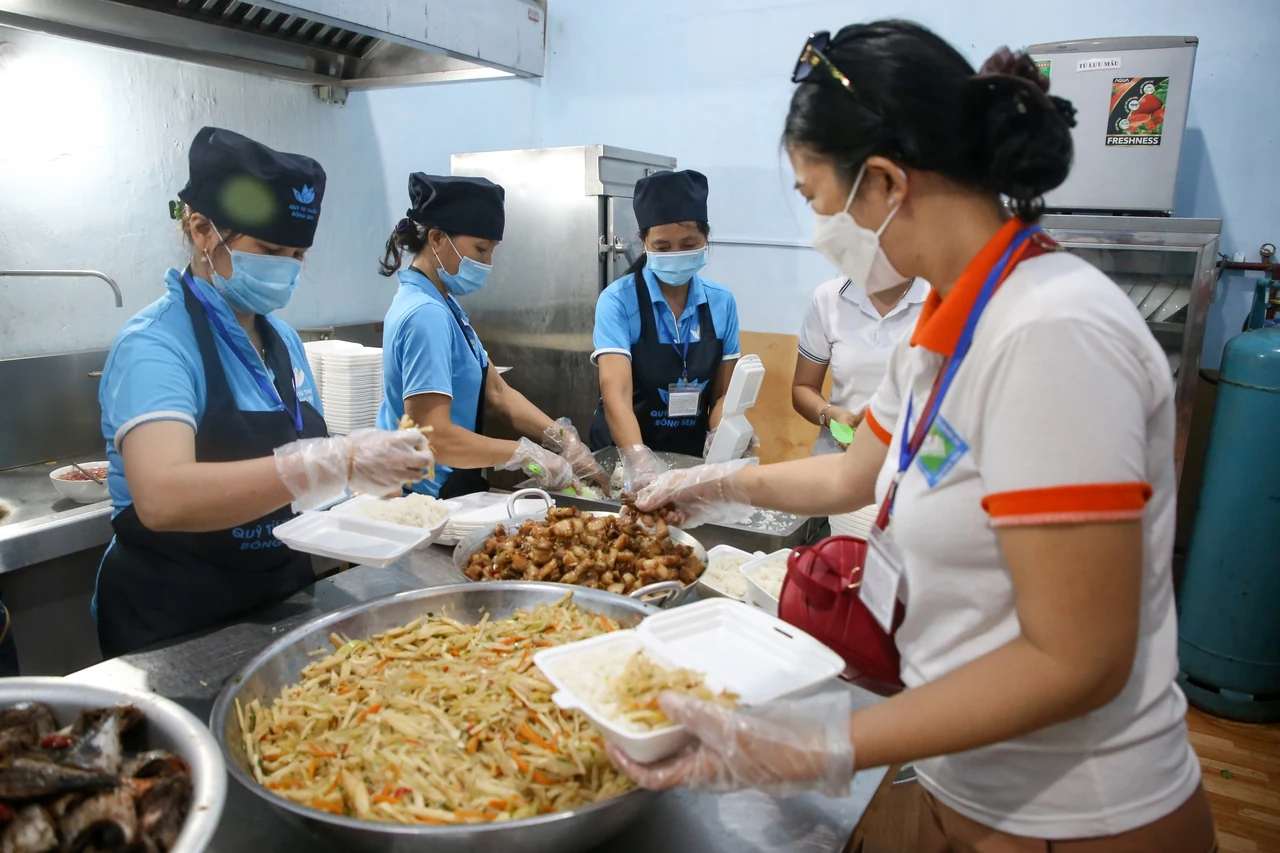 Phóng sự ảnh: Những “suất cơm nghĩa tình” của quán “Yên Vui”