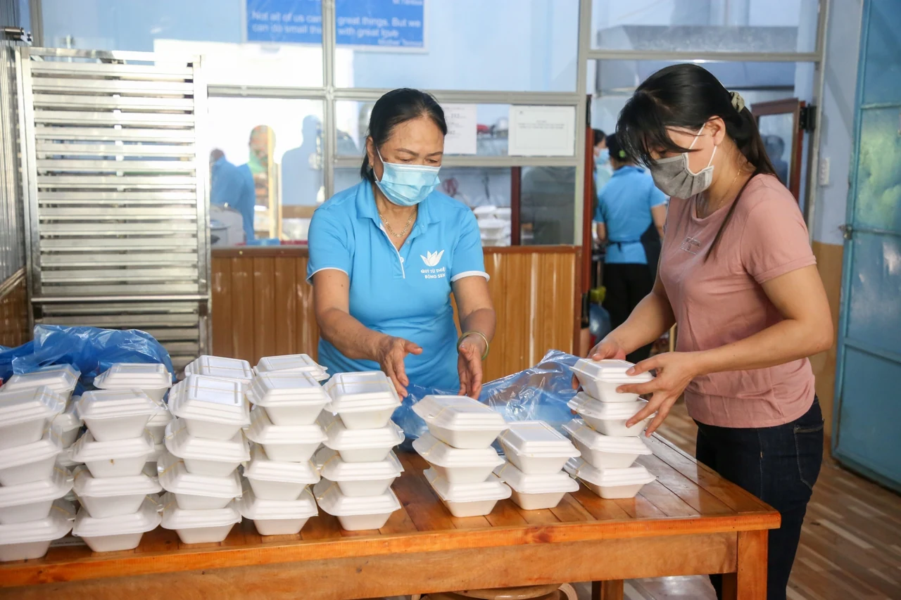 Phóng sự ảnh: Những “suất cơm nghĩa tình” của quán “Yên Vui”