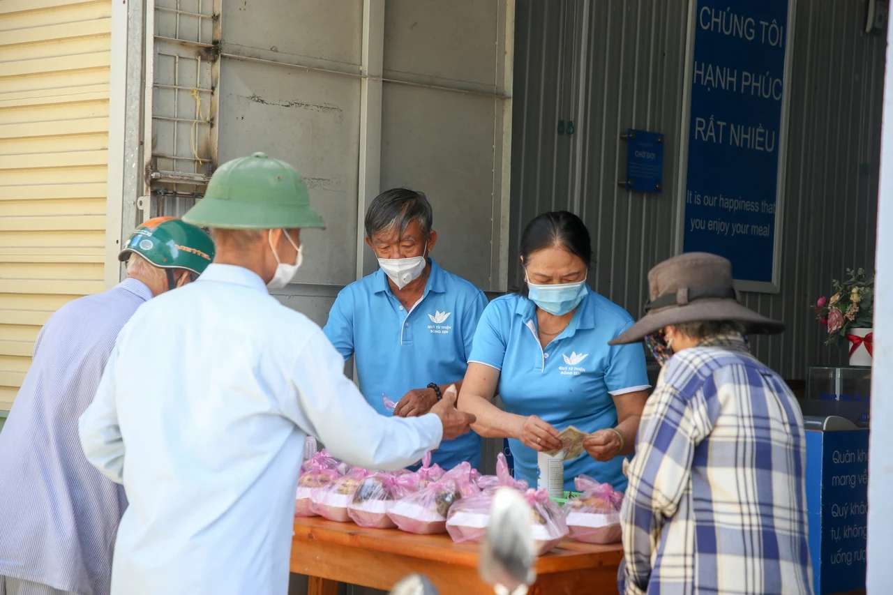Phóng sự ảnh: Những “suất cơm nghĩa tình” của quán “Yên Vui”