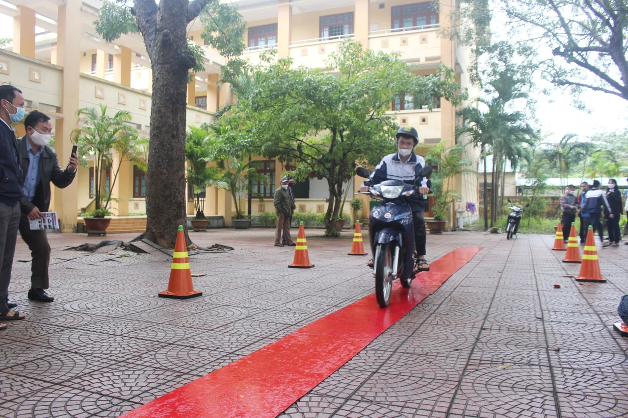 Giáo dục pháp luật về an toàn giao thông và kỹ năng lái xe mô tô an toàn cho học sinh, sinh viên
