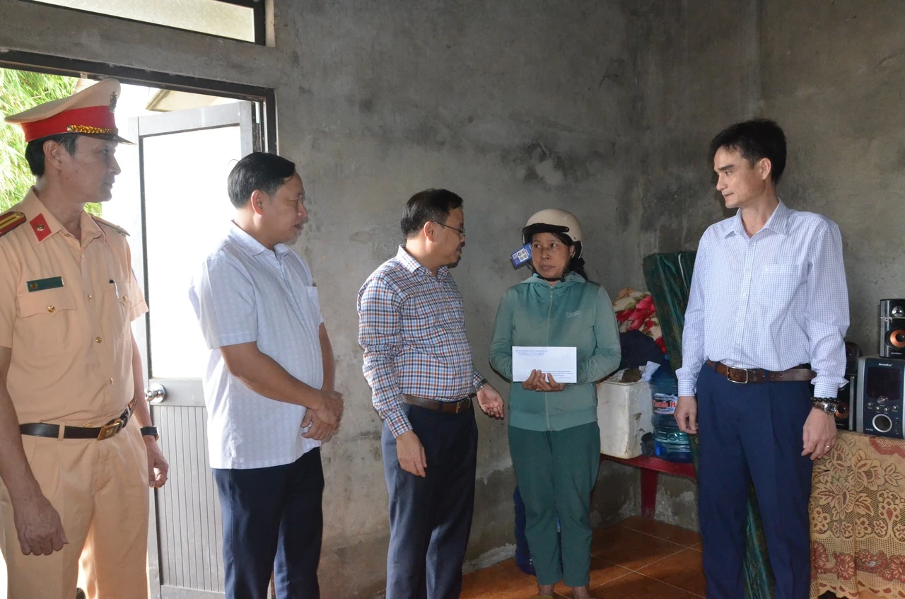 Thăm, hỗ trợ các gia đình nạn nhân bị tai nạn giao thông có hoàn cảnh khó khăn
