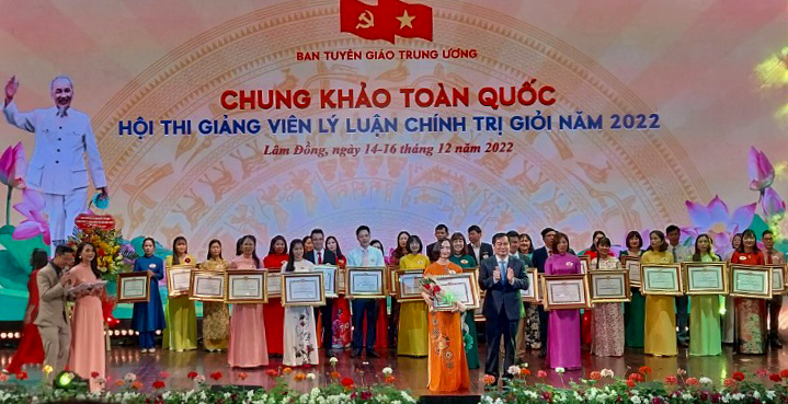 Phó Giám đốc Trung tâm Chính trị huyện Gio Linh Lê Thị Tuyết Nhung đoạt giải Nhất Hội thi giảng viên lý luận chính trị giỏi năm 2022