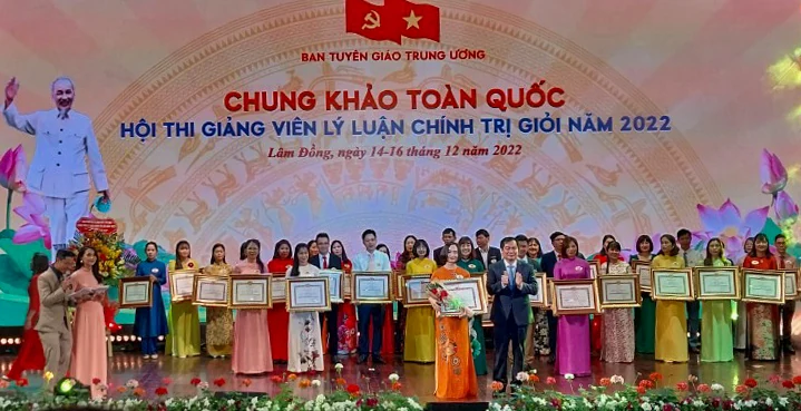 Phó Giám đốc Trung tâm Chính trị huyện Gio Linh Lê Thị Tuyết Nhung đoạt giải Nhất Hội thi giảng viên lý luận chính trị giỏi năm 2022