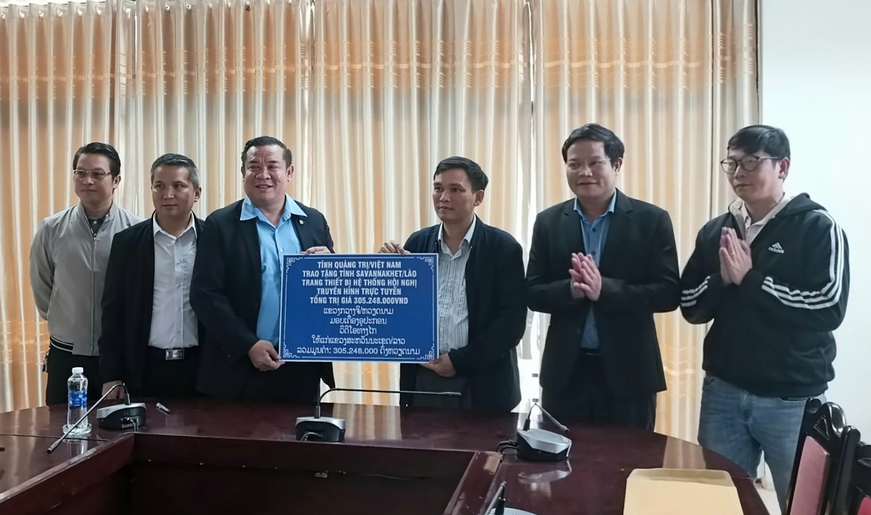 Trao tặng thiết bị truyền hình trực tuyến trị giá hơn 300 triệu đồng cho tỉnh Savannakhet
