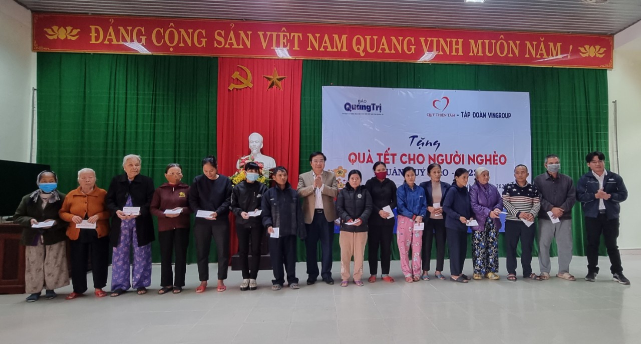 Báo Quảng Trị - Quỹ Thiện Tâm: Tặng 94 suất quà tết cho người nghèo thị xã Quảng Trị