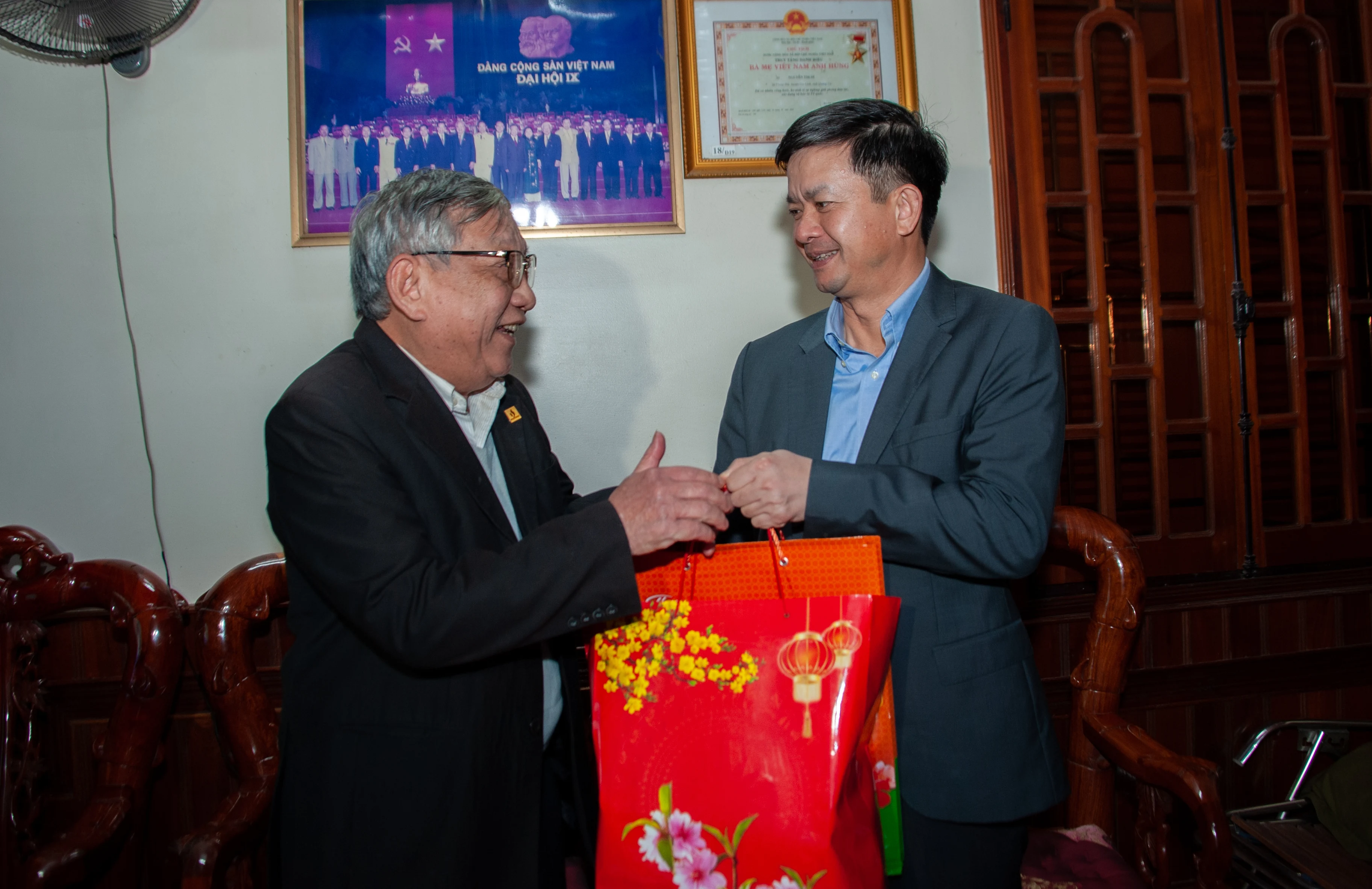 Lãnh đạo tỉnh thăm, chúc Tết các gia đình chính sách