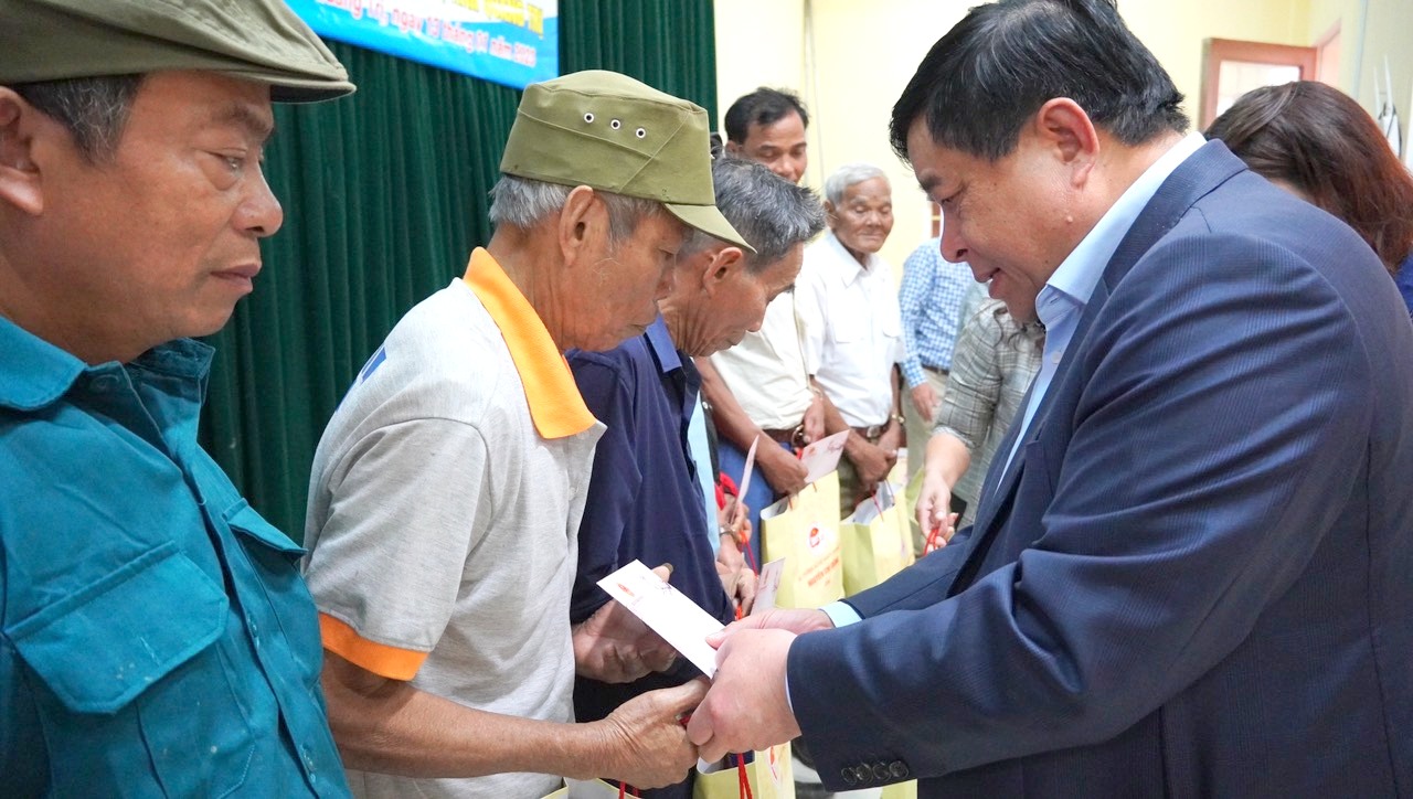 Bộ trưởng Bộ Kế hoạch và Đầu tư Nguyễn Chí Dũng thăm, tặng quà gia đình có công với cách mạng tại Quảng Trị