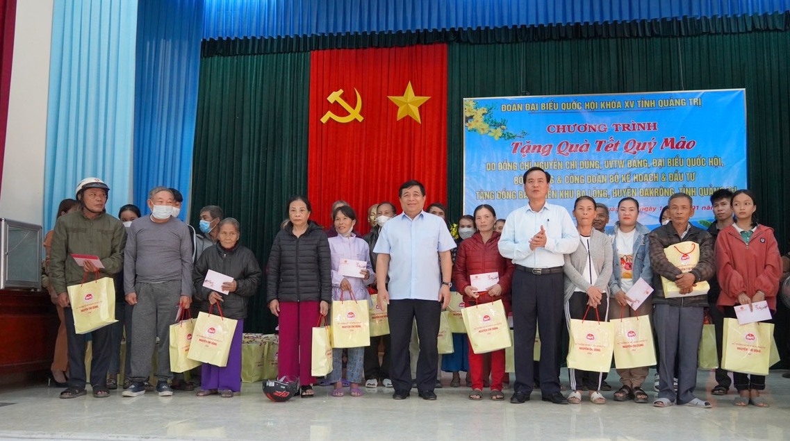 Bộ trưởng Bộ Kế hoạch và Đầu tư Nguyễn Chí Dũng thăm, tặng quà gia đình có công với cách mạng tại Quảng Trị