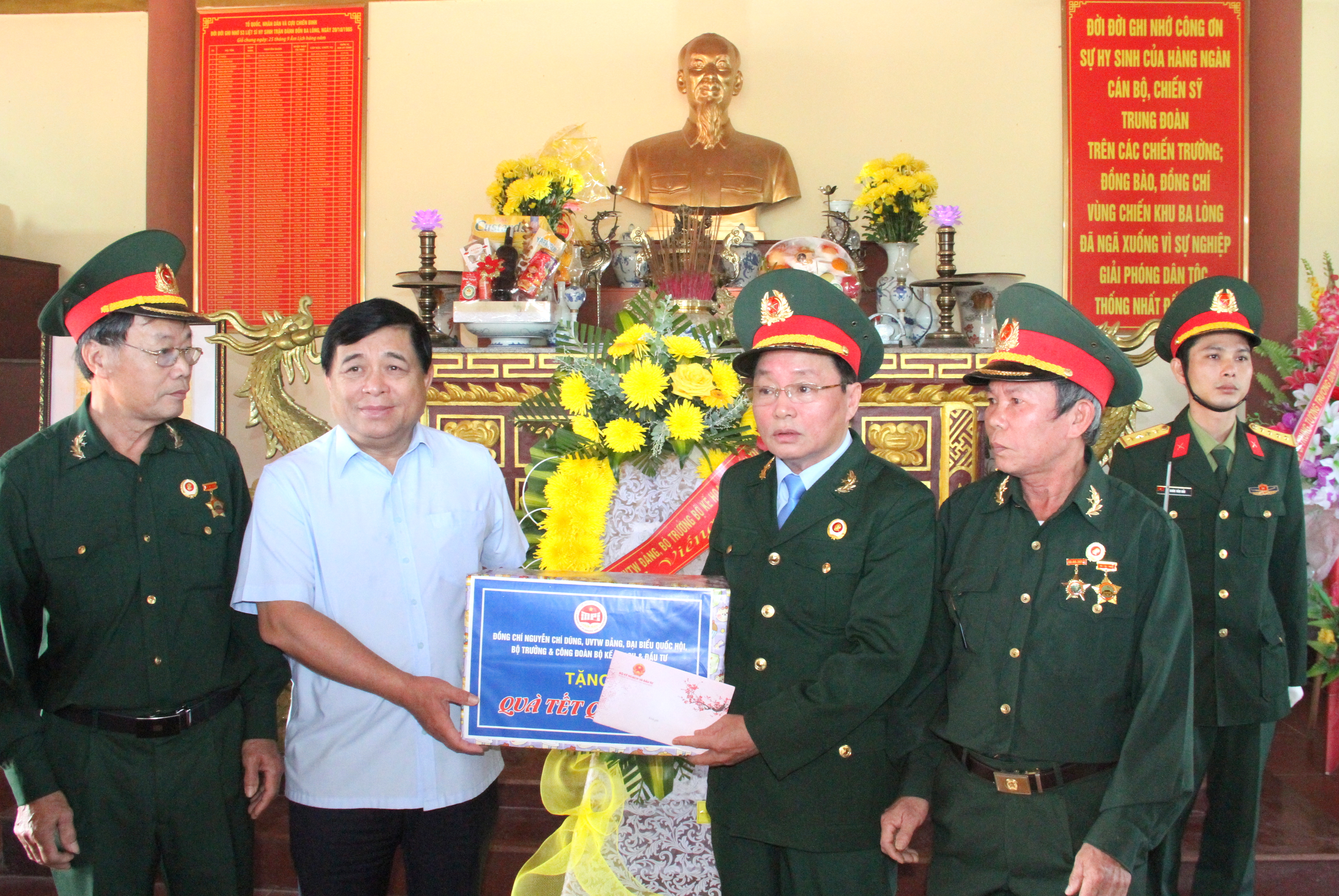 Bộ trưởng Bộ Kế hoạch và Đầu tư Nguyễn Chí Dũng thăm, tặng quà gia đình có công với cách mạng tại Quảng Trị