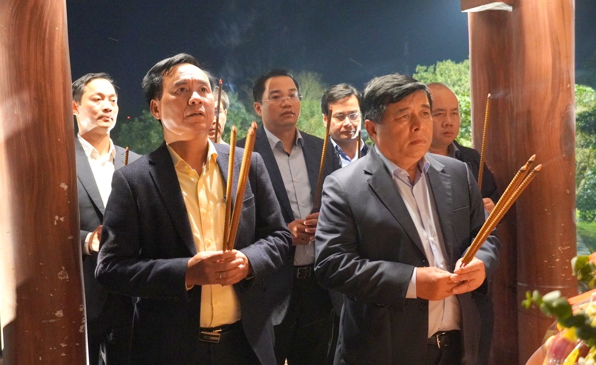 Bộ trưởng Bộ Kế hoạch và Đầu tư Nguyễn Chí Dũng thăm, tặng quà gia đình có công với cách mạng tại Quảng Trị