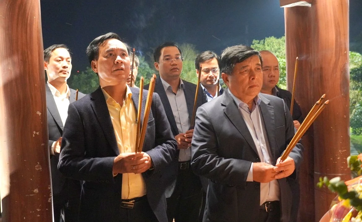 Bộ trưởng Bộ Kế hoạch và Đầu tư Nguyễn Chí Dũng thăm, tặng quà gia đình có công với cách mạng tại Quảng Trị