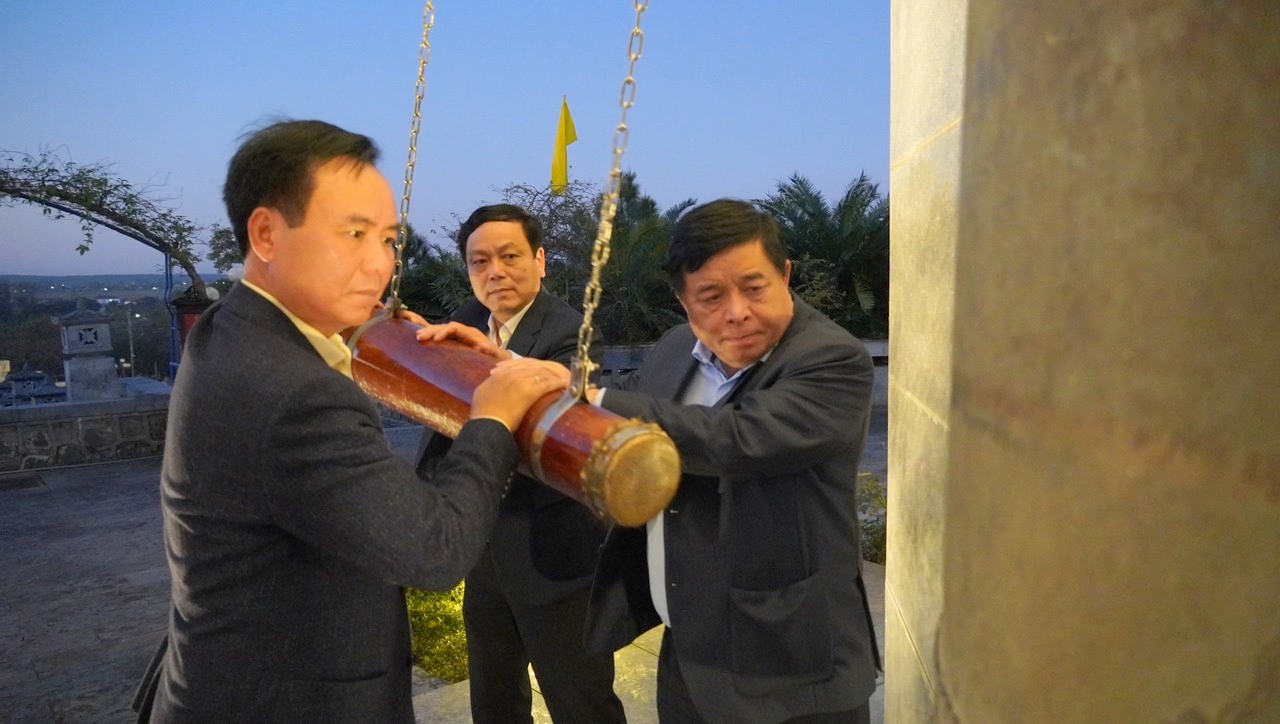Bộ trưởng Bộ Kế hoạch và Đầu tư Nguyễn Chí Dũng thăm, tặng quà gia đình có công với cách mạng tại Quảng Trị