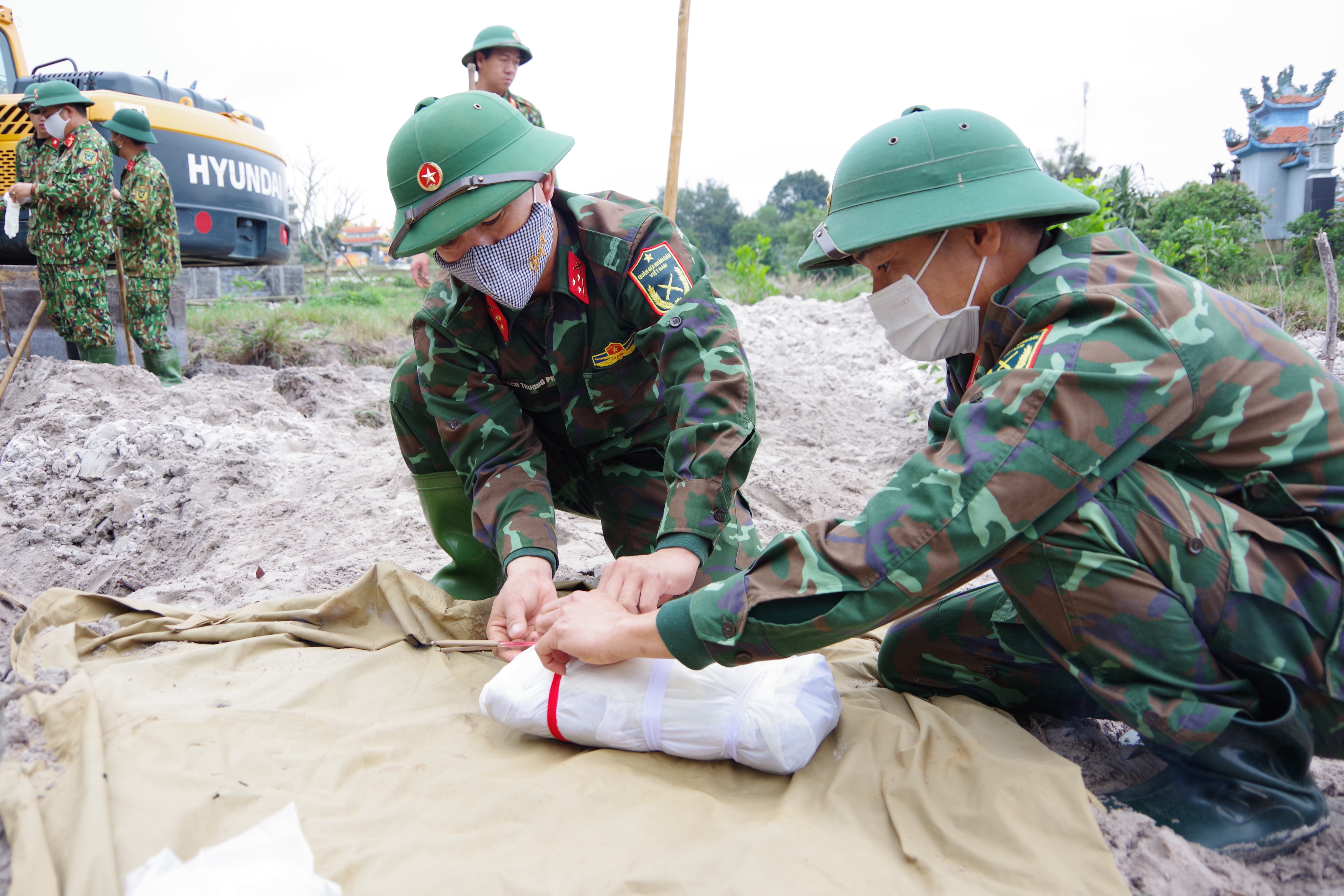 Quy tập được 2 hài cốt liệt sĩ tại thôn Long Quang, xã Triệu Trạch, huyện Triệu Phong.