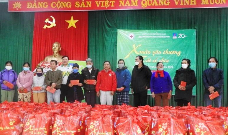 Trao 400 suất quà Tết cho các hộ gia đình nghèo