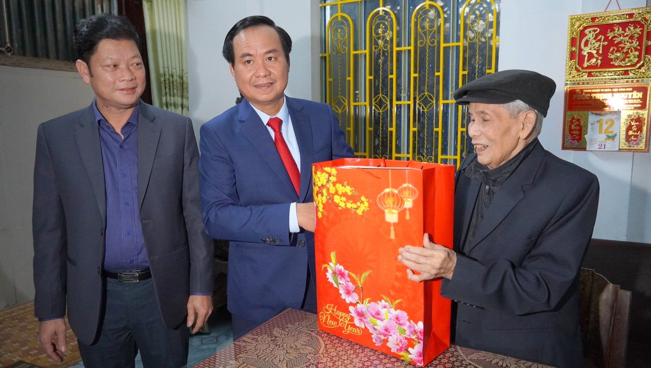 Chủ tịch UBND tỉnh Võ Văn Hưng thăm và chúc Tết các đối tượng chính sách