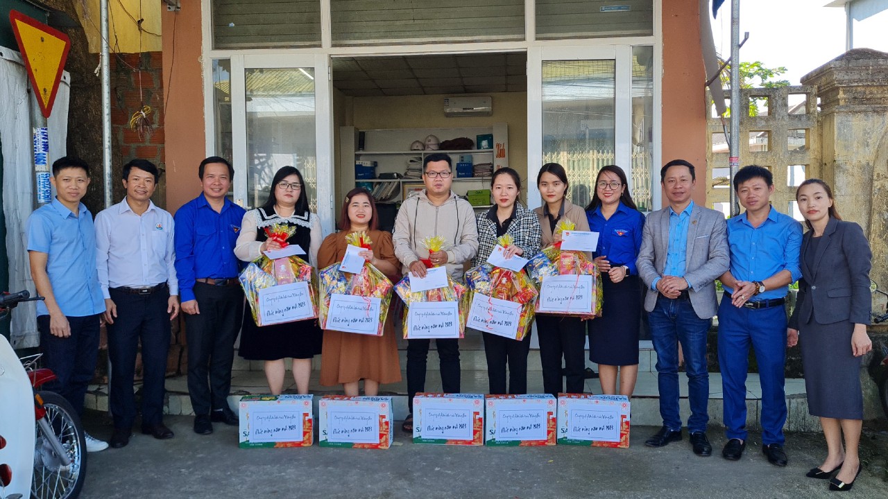 Trao quà Tết cho thanh niên công nhân và người lao động có hoàn cảnh khó khăn