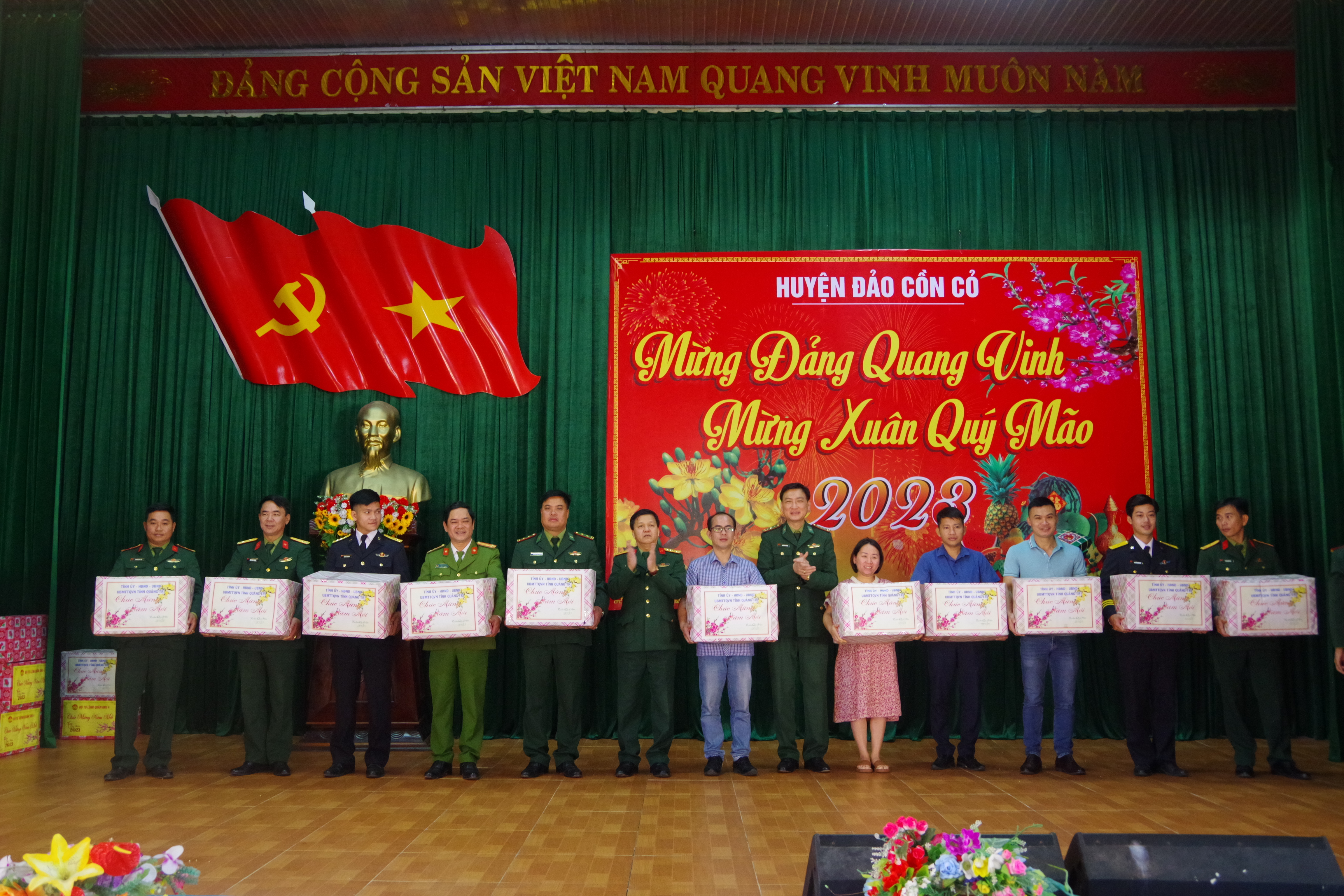 Bộ Chỉ huy Quân sự tỉnh thăm, chúc Tết quân, dân huyện đảo Cồn Cỏ