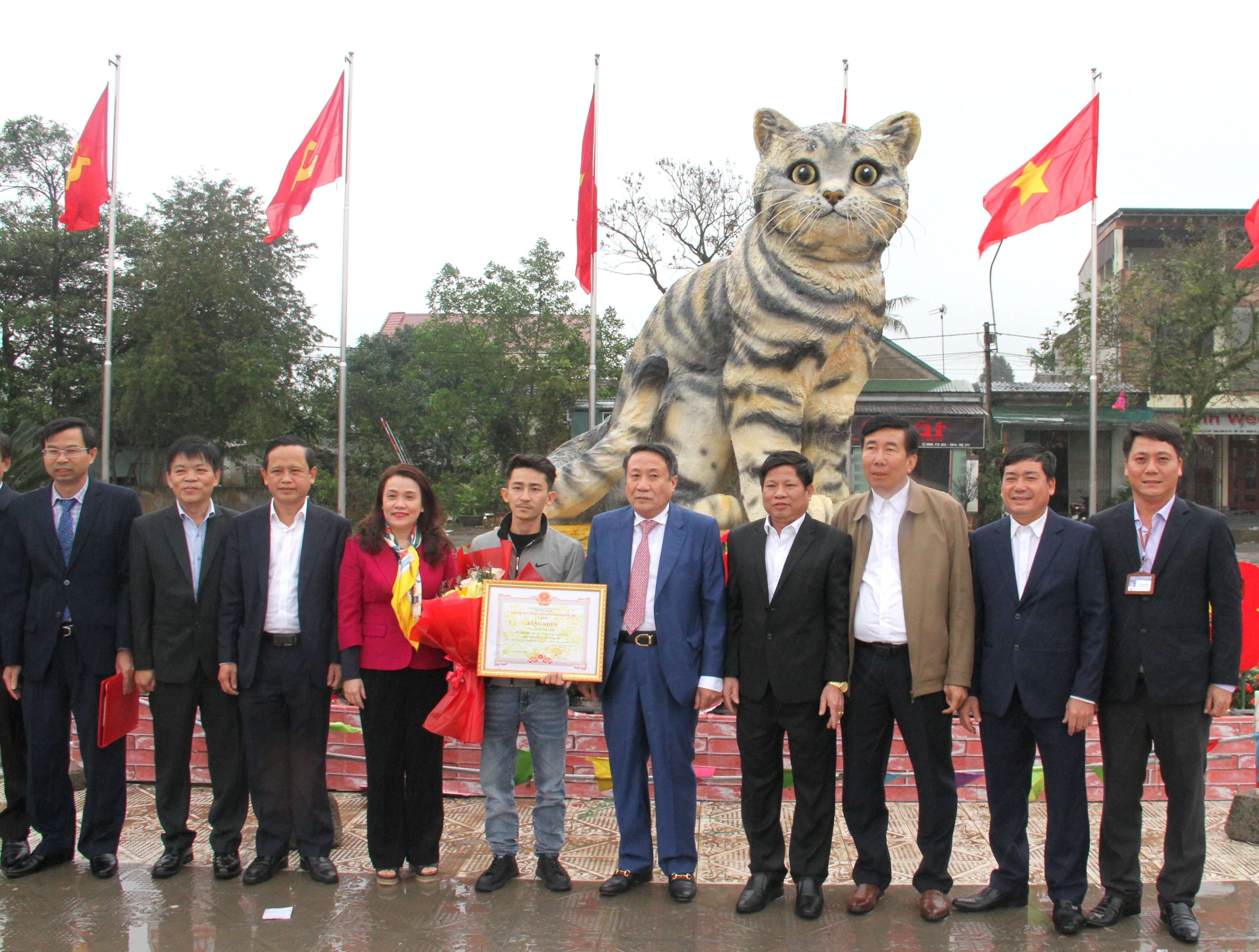 Khen thưởng anh Đinh Văn Tâm, người tạo linh vật mèo xuân Quý Mão 2023