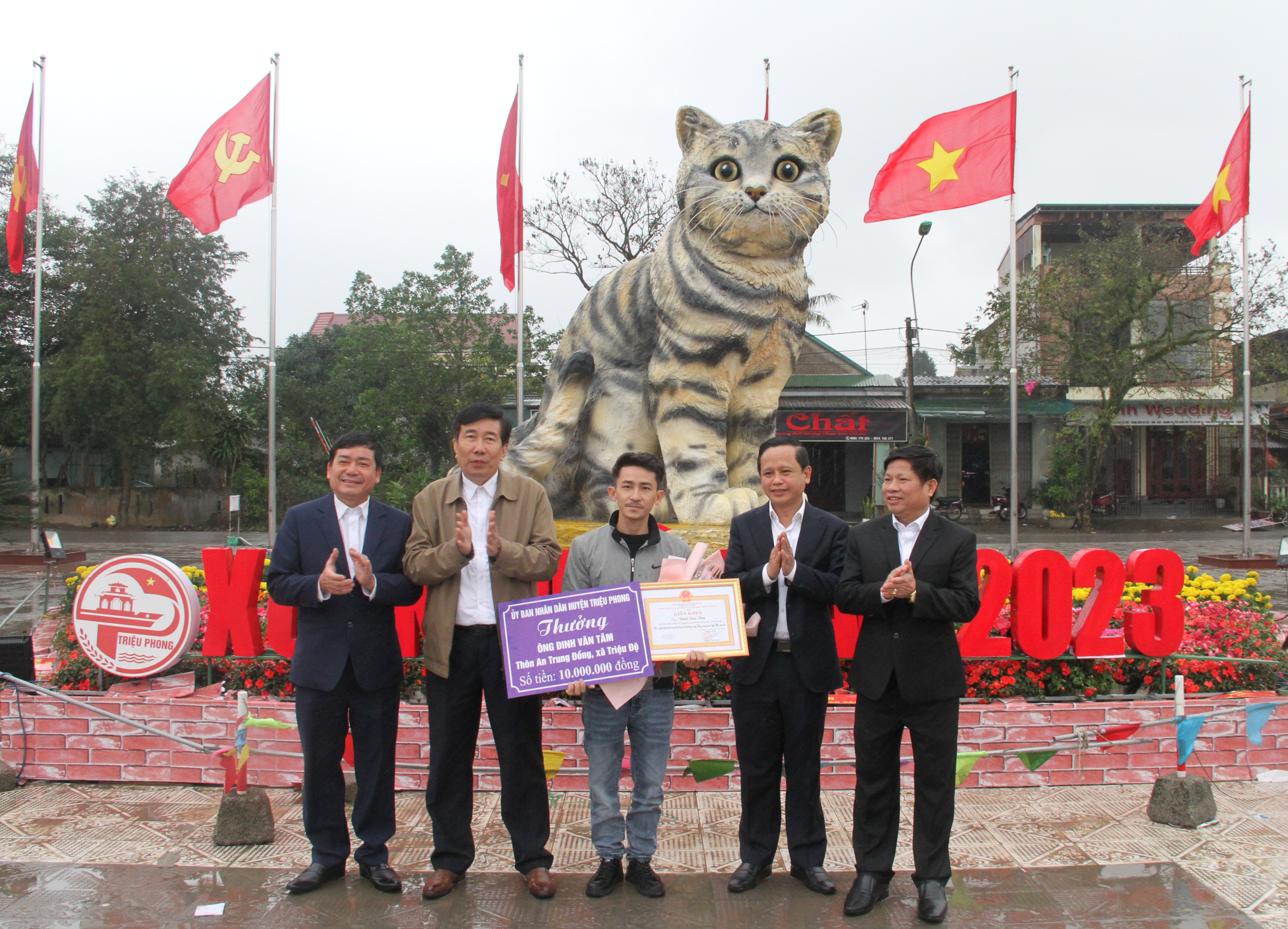 Khen thưởng anh Đinh Văn Tâm, người tạo linh vật mèo xuân Quý Mão 2023
