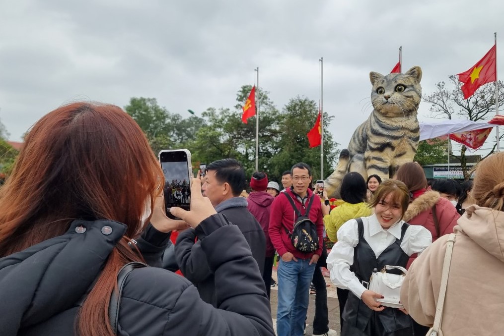 Tượng linh vật mèo tại huyện Triệu Phong: Thu hút đông đảo du khách tìm kiếm trên Google maps