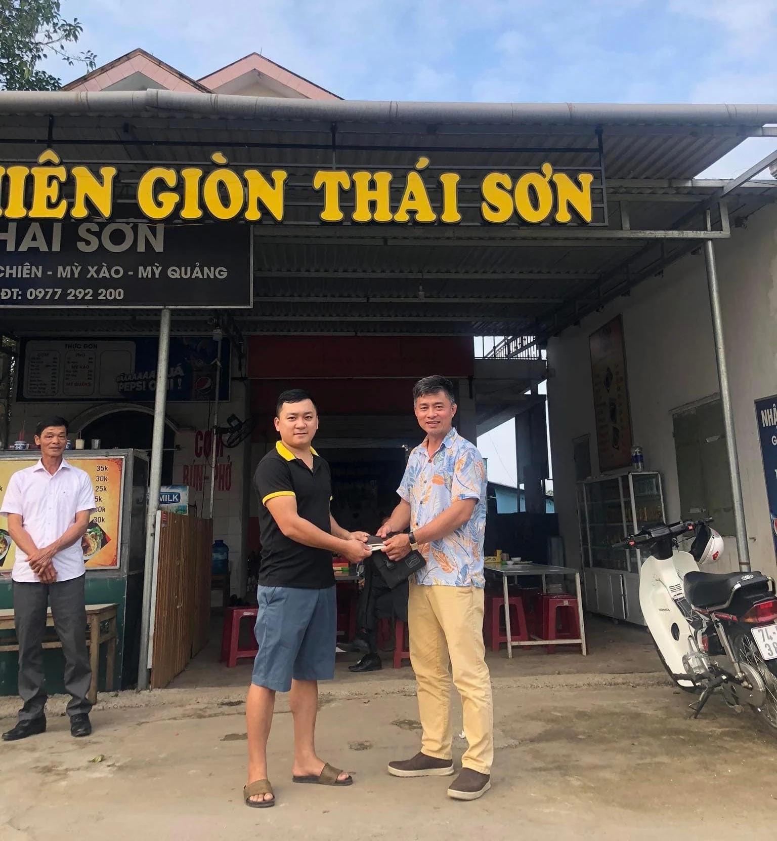 2 chủ quán ăn trả lại 23,5 triệu đồng cho khách bỏ quên
