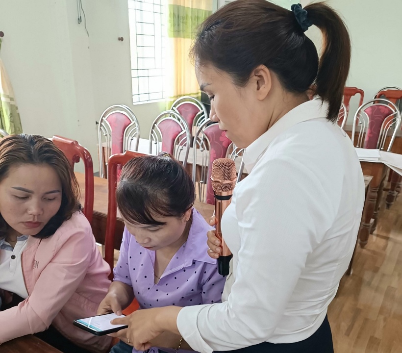 Đakrông: 60 phụ nữ dân tộc thiểu số được tập huấn ứng dụng công nghệ thông tin kinh doanh online