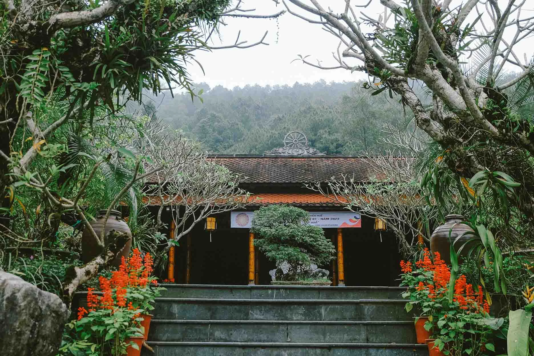 Đến Huế, tìm về chốn thanh bình nơi Huyền Không Sơn Thượng
