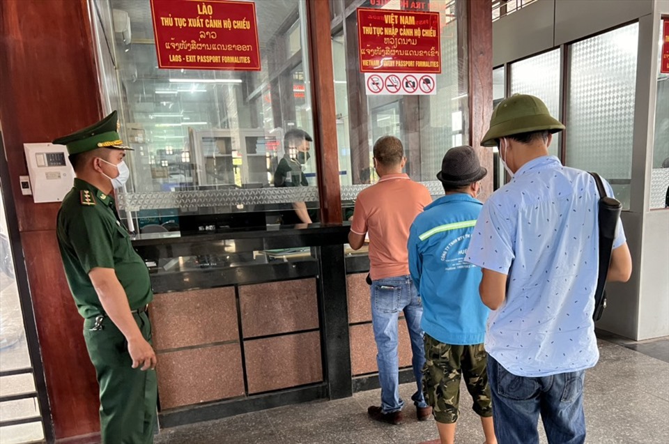 Người dân làm thủ tục xuất cảnh sang Lào qua các cửa khẩu ở Quảng Trị tăng cao