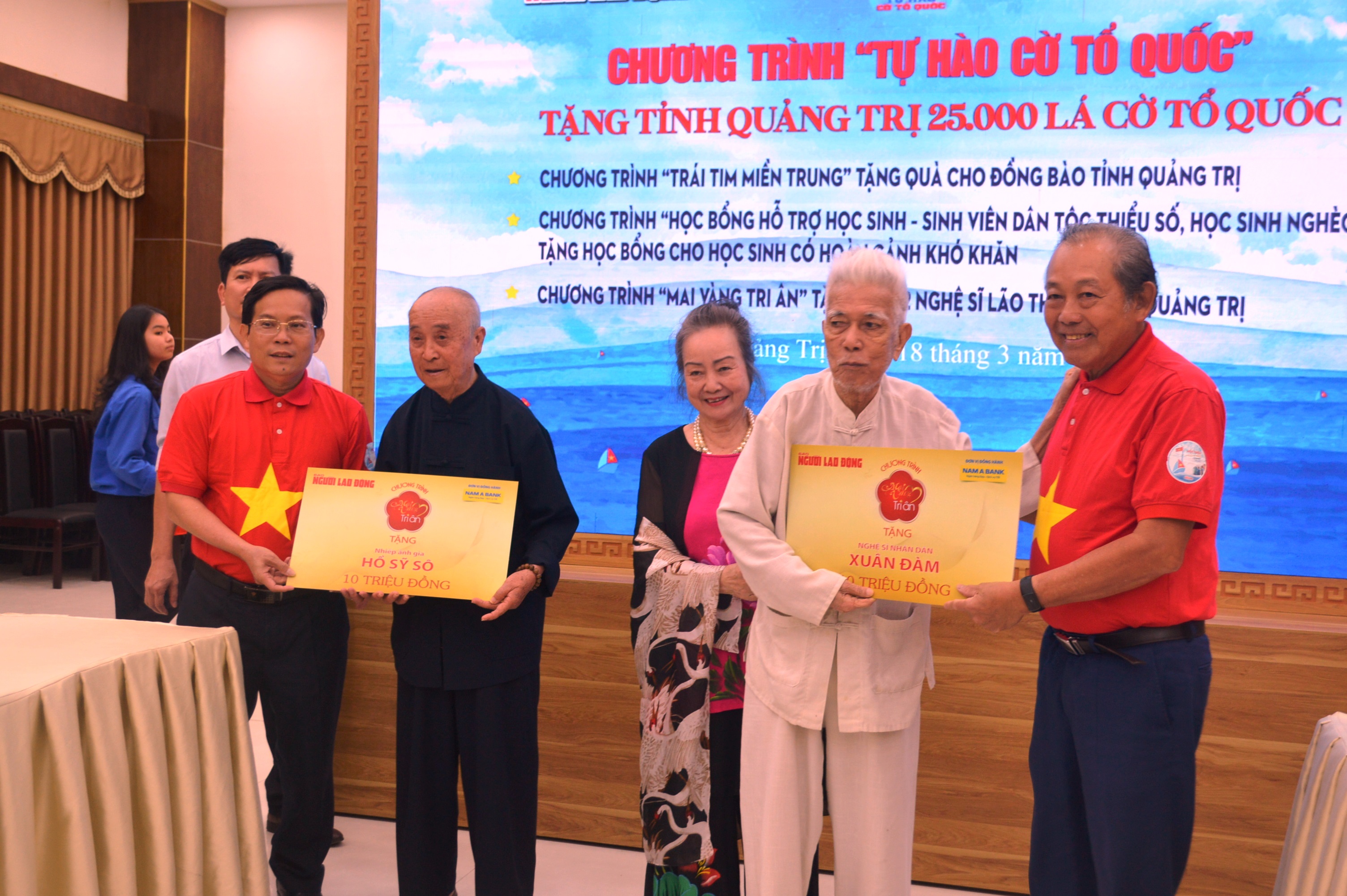 Nguyên Phó Thủ tướng Thường trực Chính phủ Trương Hoà Bình và chương trình “Tự hào cờ Tổ quốc” tặng tỉnh Quảng Trị 25.000 lá cờ tổ quốc