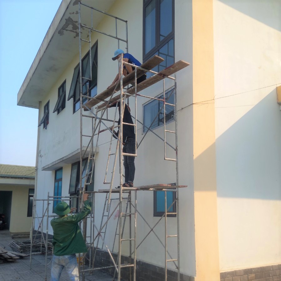 Trung tâm Y tế huyện Triệu Phong cơ sở 2: Đơn vị thi công khẩn trương khắc phục các điểm bị hư hỏng