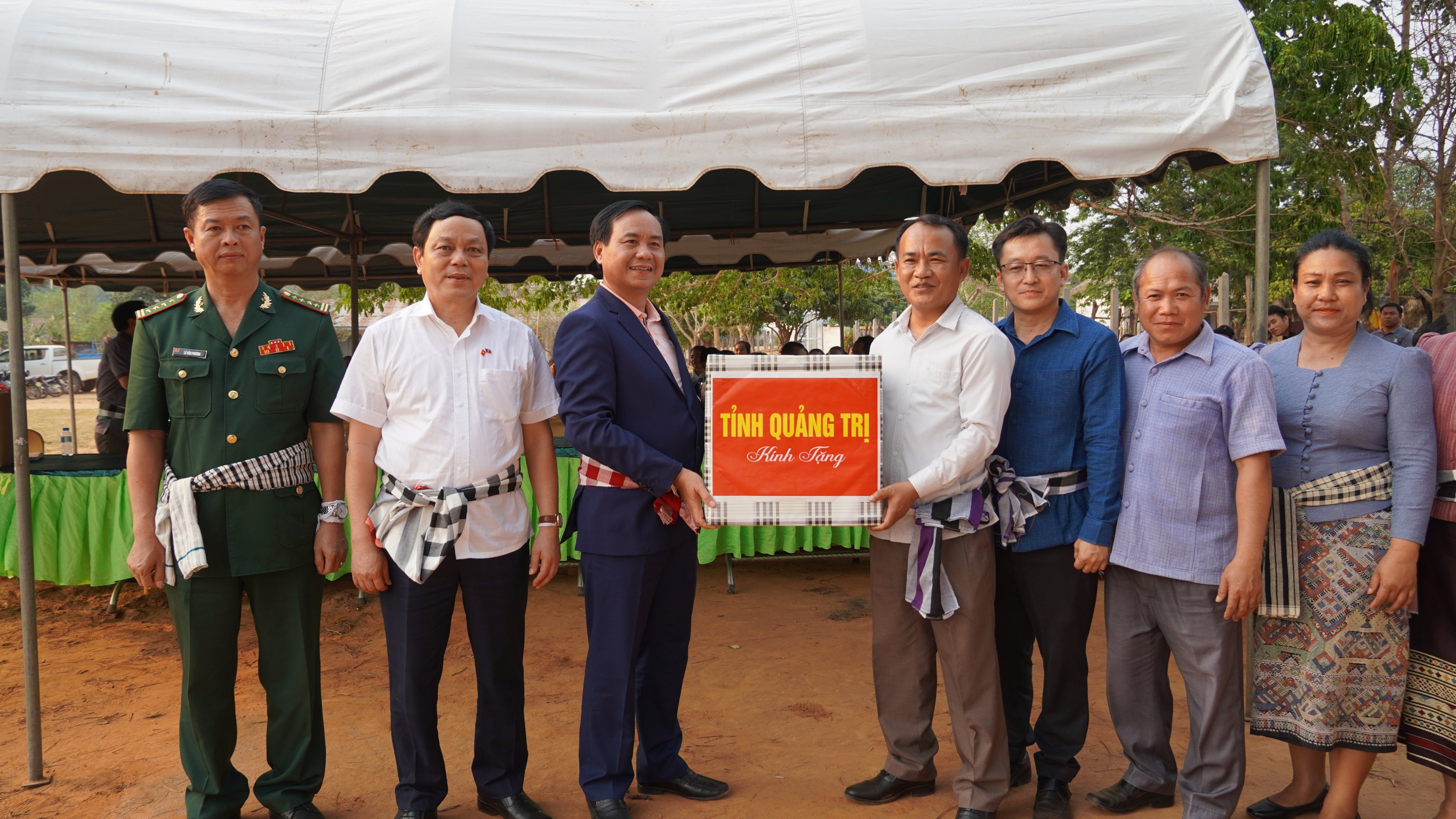 Chủ tịch UBND tỉnh Võ Văn Hưng thăm các công trình do tỉnh Quảng Trị hỗ trợ tại huyện Nòng, tỉnh Savannakhet