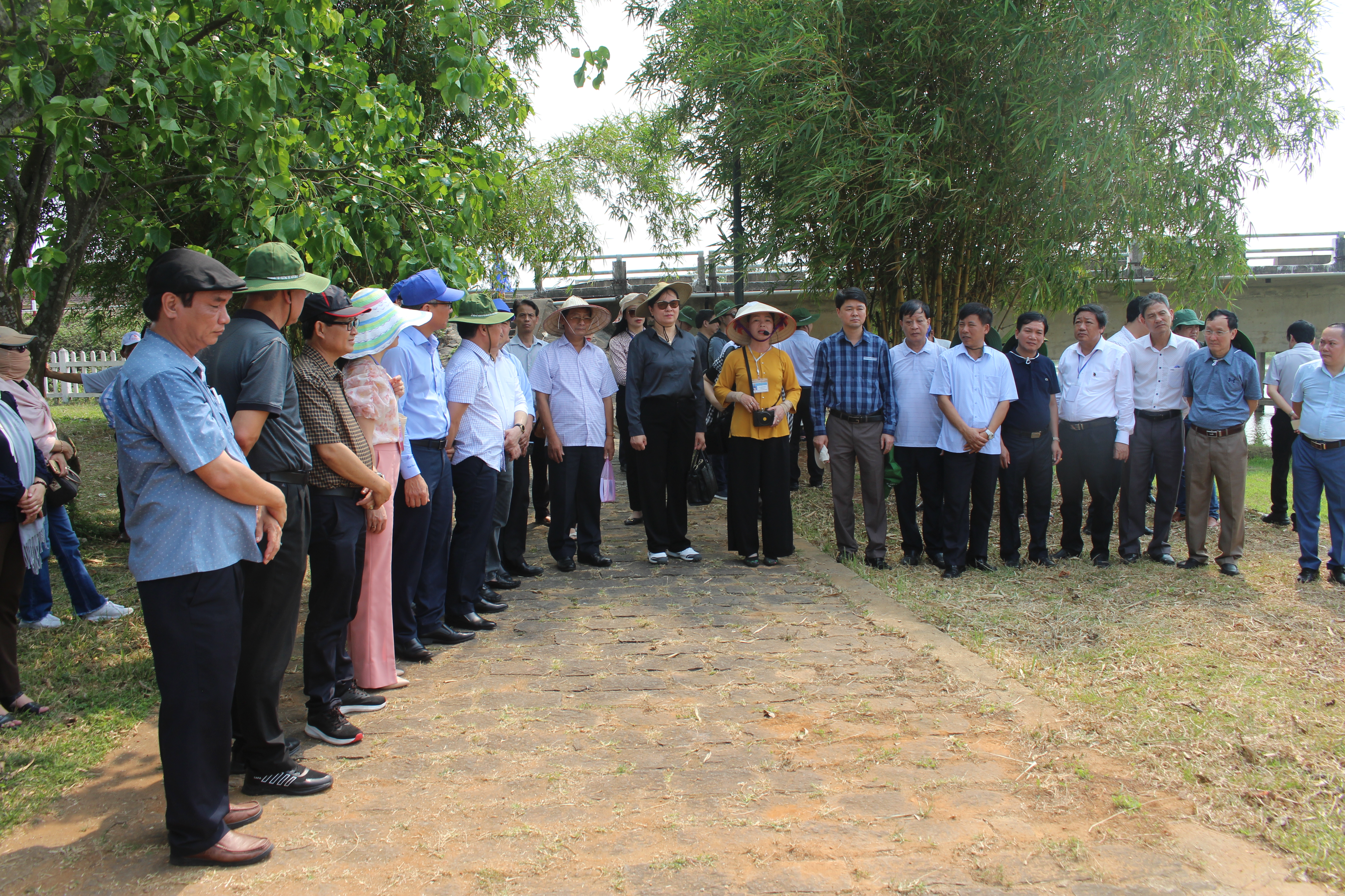 Đoàn đại biểu dự Hội thảo Báo Đảng các tỉnh, thành phố khu vực miền Trung - Tây Nguyên tham quan Khu Di tích lịch sử Đôi bờ Hiền Lương - Bến Hải