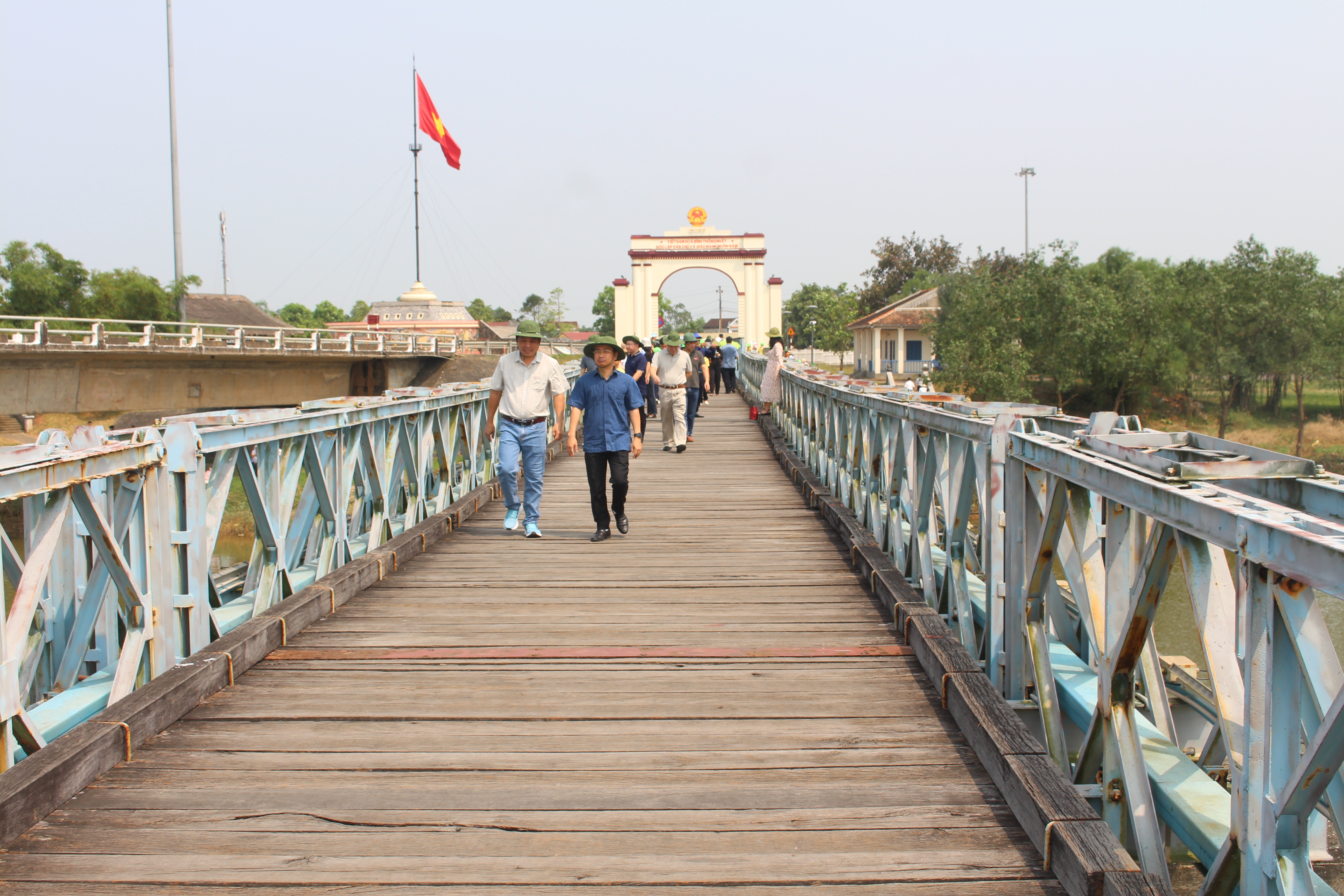 Đoàn đại biểu dự Hội thảo Báo Đảng các tỉnh, thành phố khu vực miền Trung - Tây Nguyên tham quan Khu Di tích lịch sử Đôi bờ Hiền Lương - Bến Hải