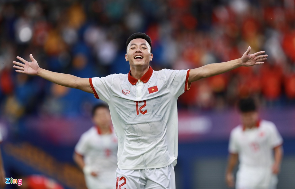 U22 Việt Nam chiếm ngôi đầu bảng B khi thắng Singapore 3-1