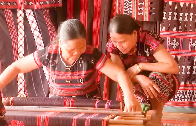 Đảng bộ xã A Bung chỉ đạo địa phương phát triển toàn diện