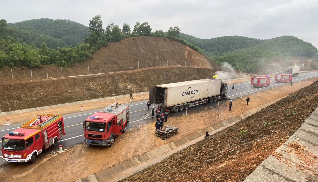 Ô tô đầu kéo tự bốc cháy trên cao tốc Cam Lộ - La Sơn