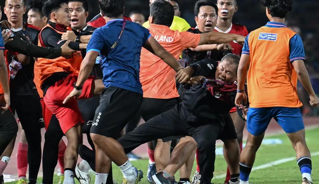 Báo Indonesia đòi FIFA và AFC trừng phạt Thái Lan sau màn ẩu đả kinh hoàng ở chung kết SEA Games