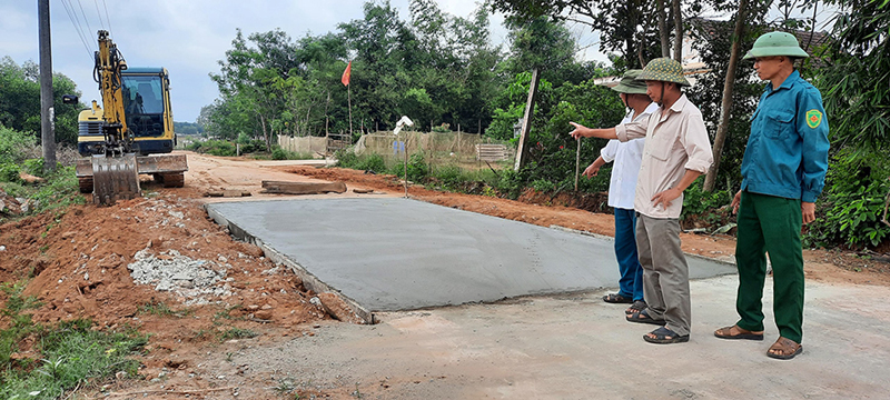 Đường bê tông ở thôn Lê Xá, xã Vĩnh Sơn vừa mới đưa vào sử dụng đã hư hỏng