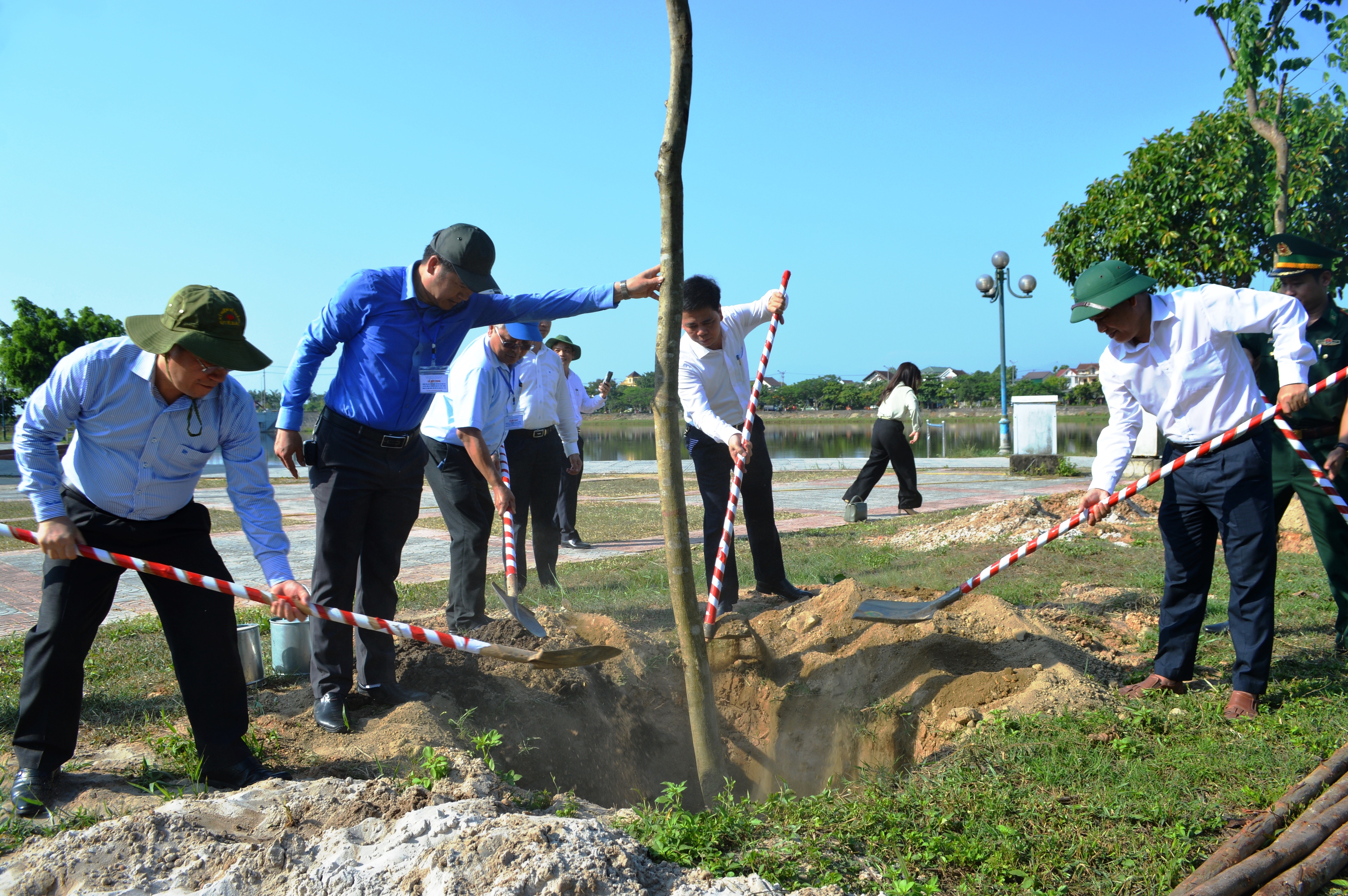 Mít tinh hưởng ứng Ngày Môi trường thế giới và Phát động xây dựng mô hình bảo vệ môi trường trong xây dựng nông thôn mới 