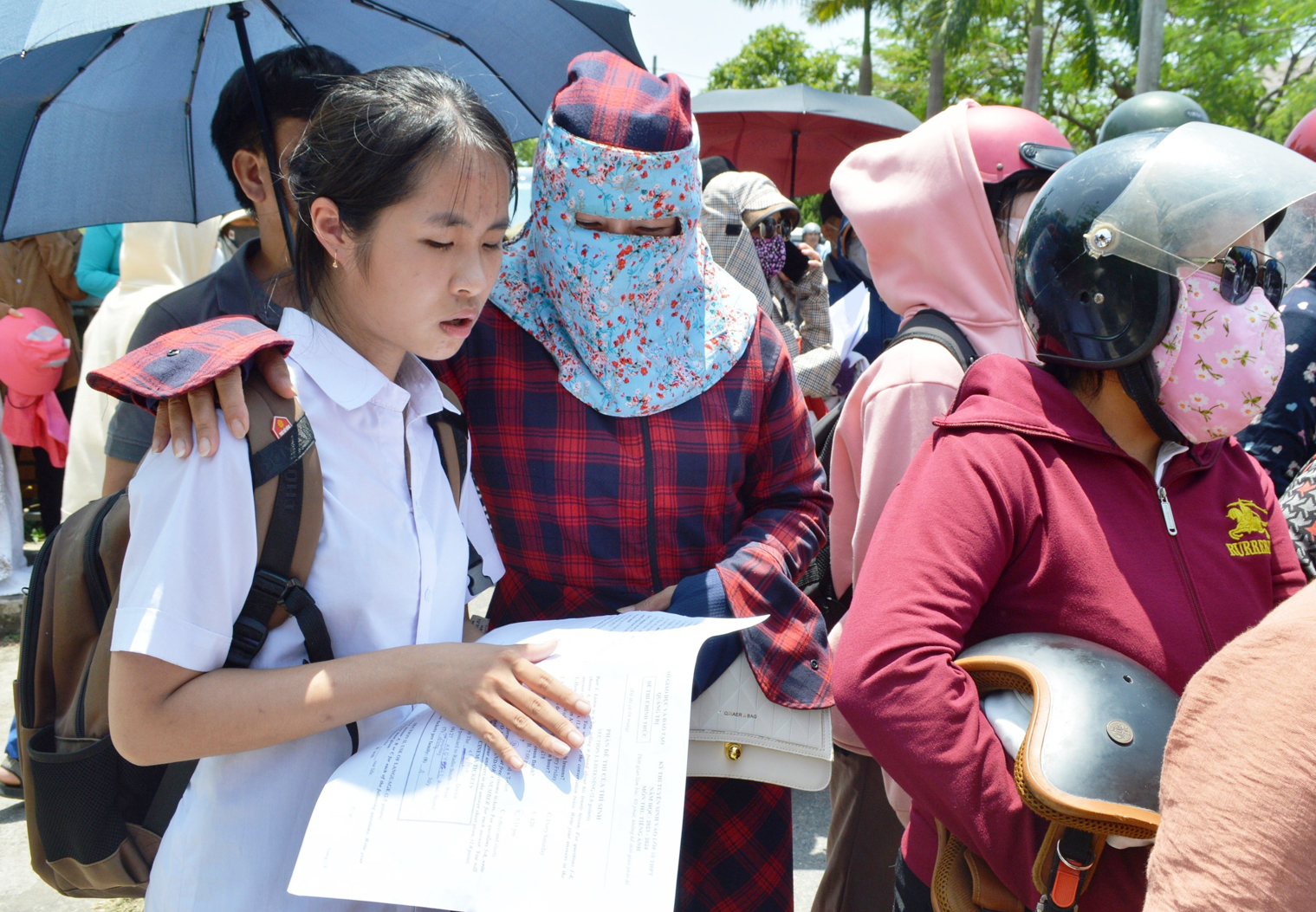 Buổi thi đầu tiên kỳ thi tuyển sinh lớp 10 THPT diễn ra nghiêm túc