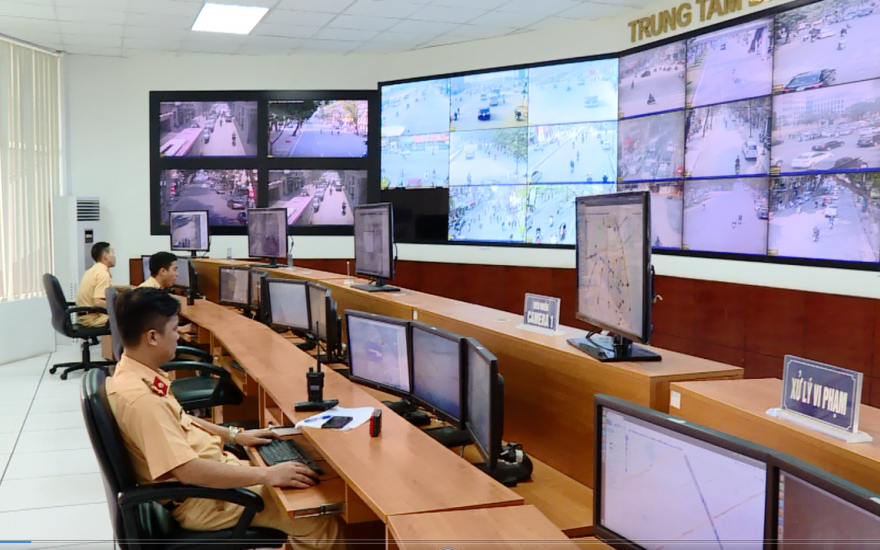 Phạt doanh nghiệp và tài xế 226 triệu đồng đối với các hành vi liên quan đến chở hàng vượt trọng tải cho phép