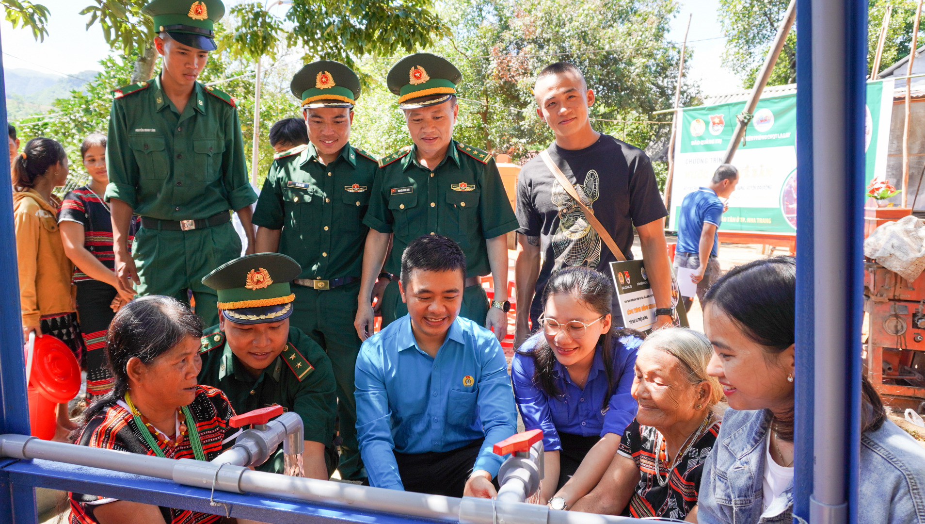 Công đoàn – Chi đoàn Báo Quảng Trị khánh thành, bàn giao công trình nước sạch cho người dân vùng biên