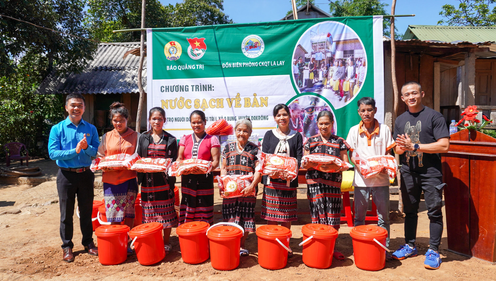 Công đoàn – Chi đoàn Báo Quảng Trị khánh thành, bàn giao công trình nước sạch cho người dân vùng biên