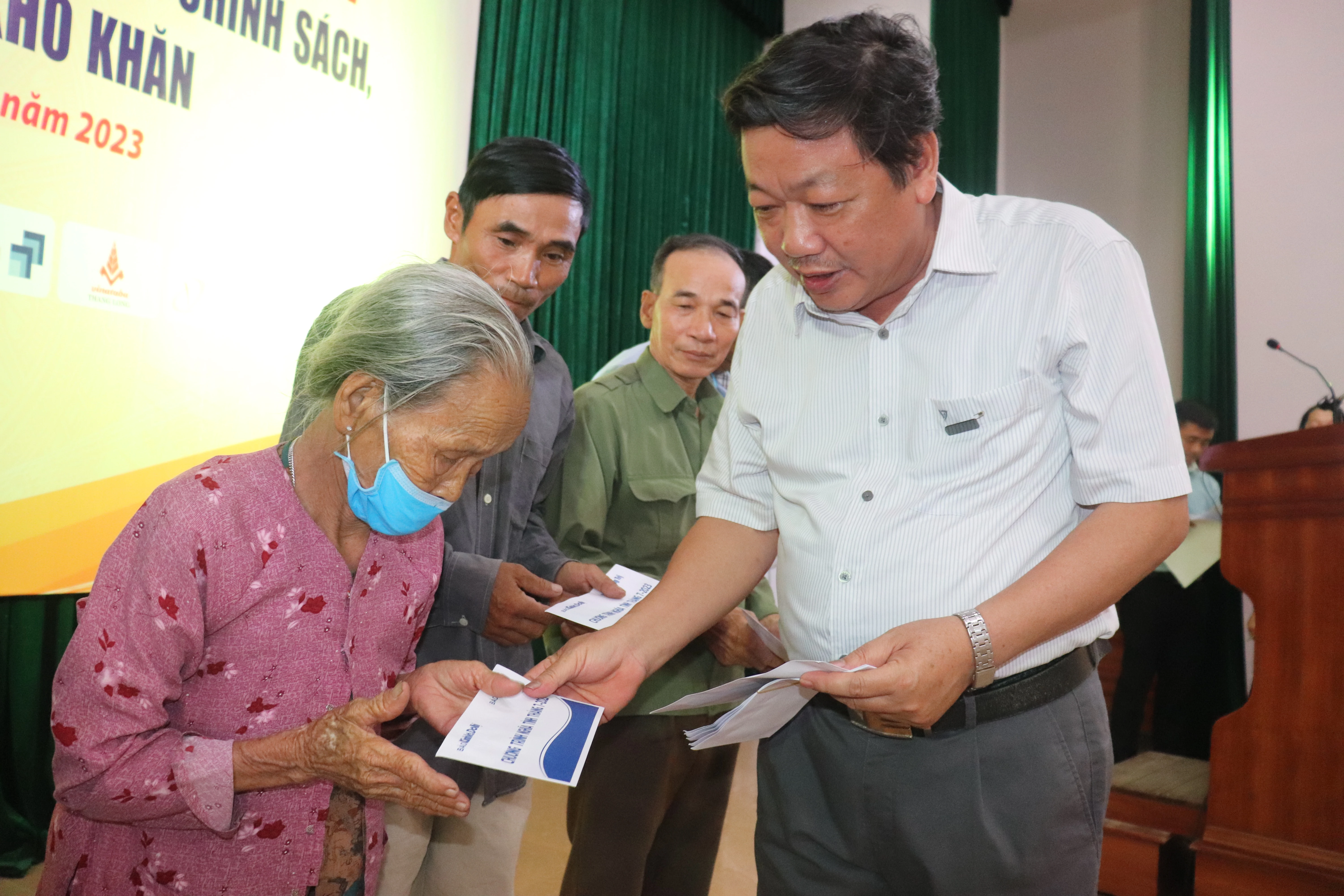 Chương trình “Nghĩa tình tháng 7”: Trao 120 suất quà cho gia đình chính sách, người có hoàn cảnh khó khăn ở huyện Cam Lộ