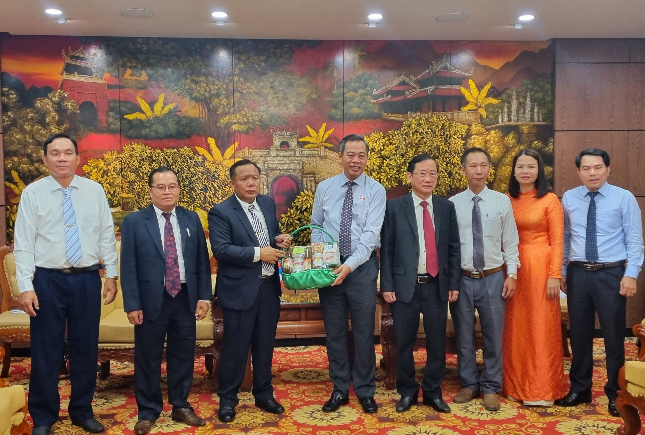 Thường trực Tỉnh ủy tiếp và làm việc với Đoàn cán bộ Ban Tuyên huấn tỉnh Savannakhet