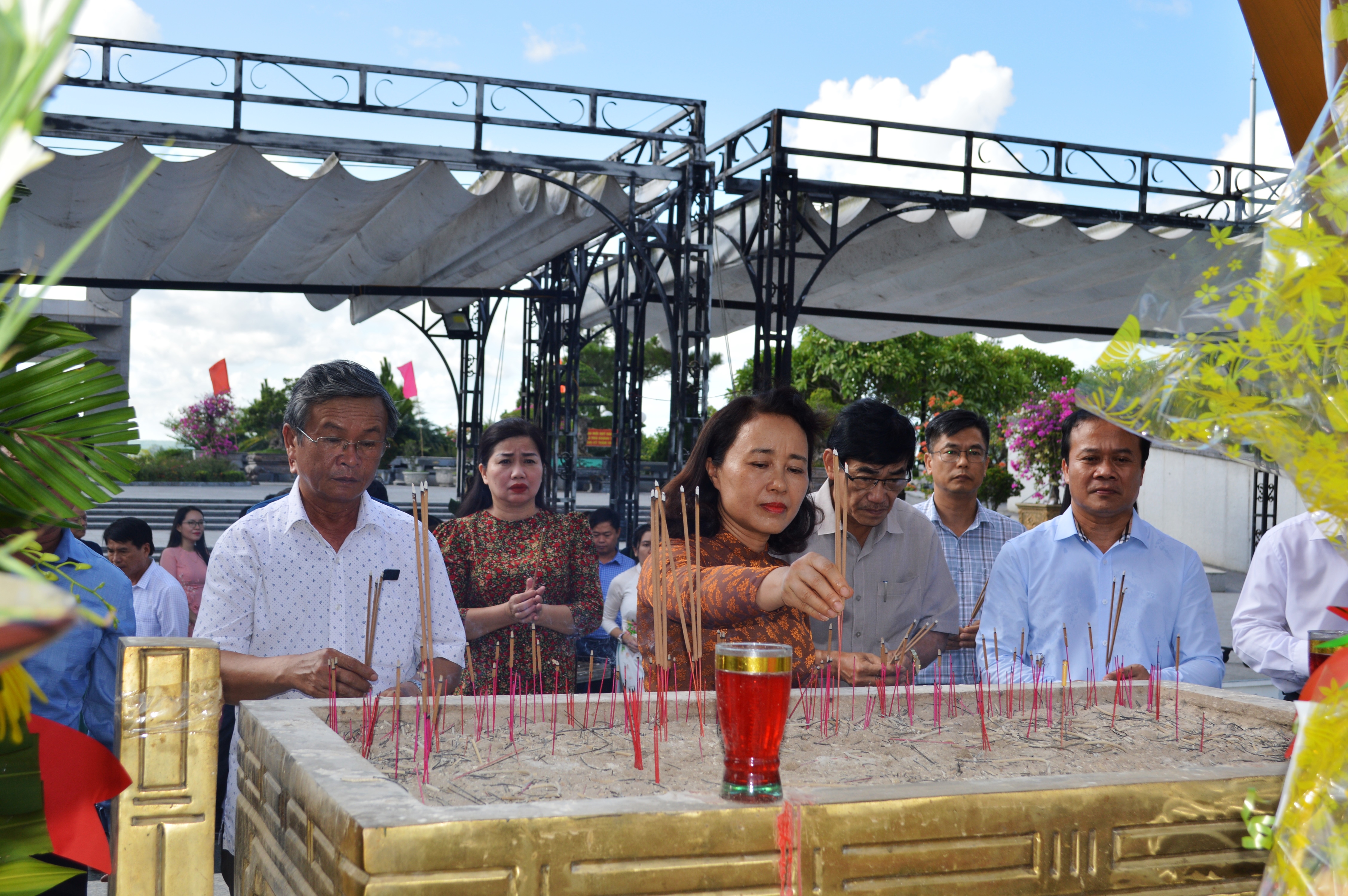 Khối thi đua các cơ quan đảng tổ chức hoạt động tri ân các anh hùng liệt sĩ