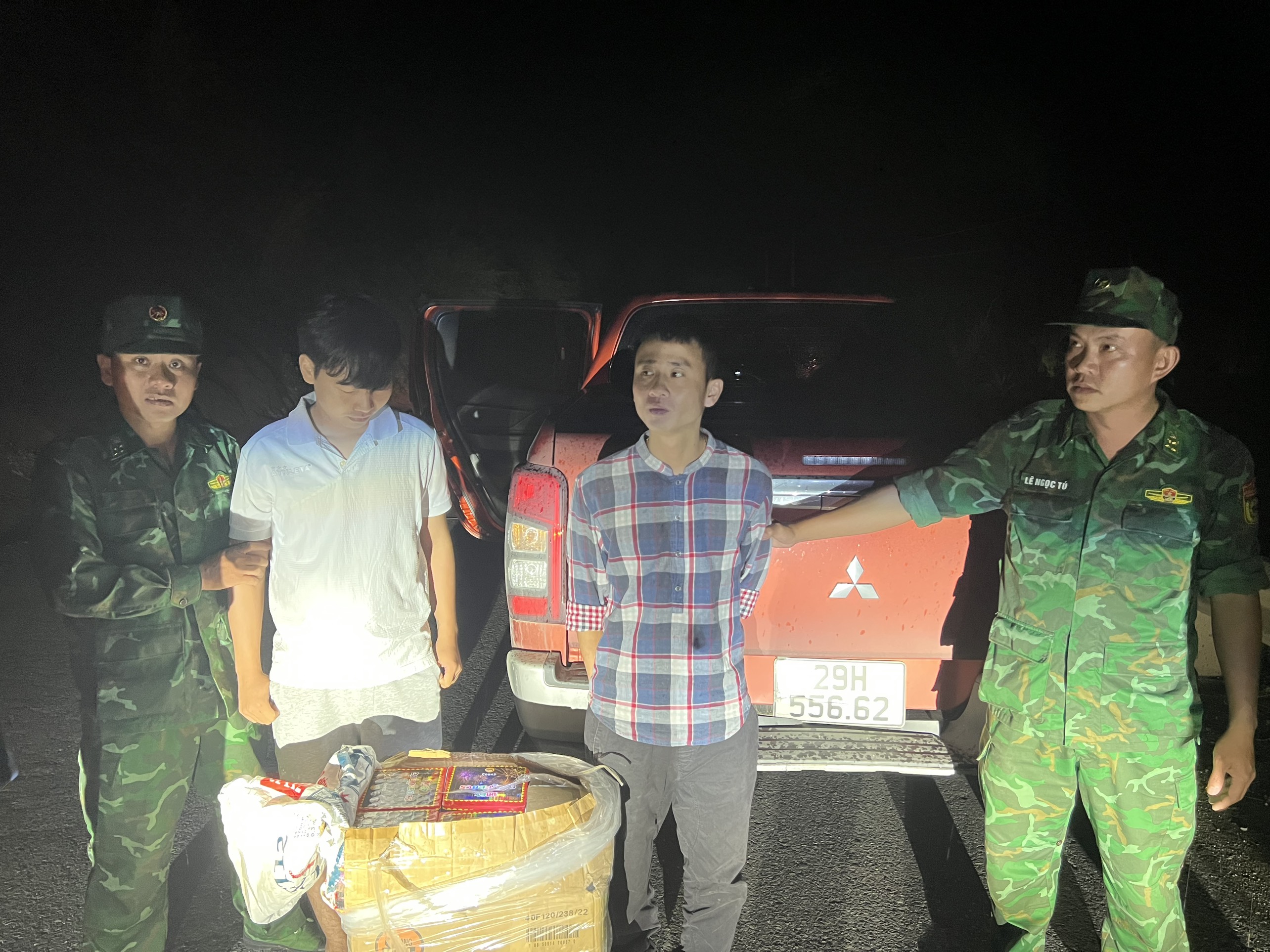 Vận chuyển 42 kg pháo hoa nổ với giá 50 nghìn đồng ?!
